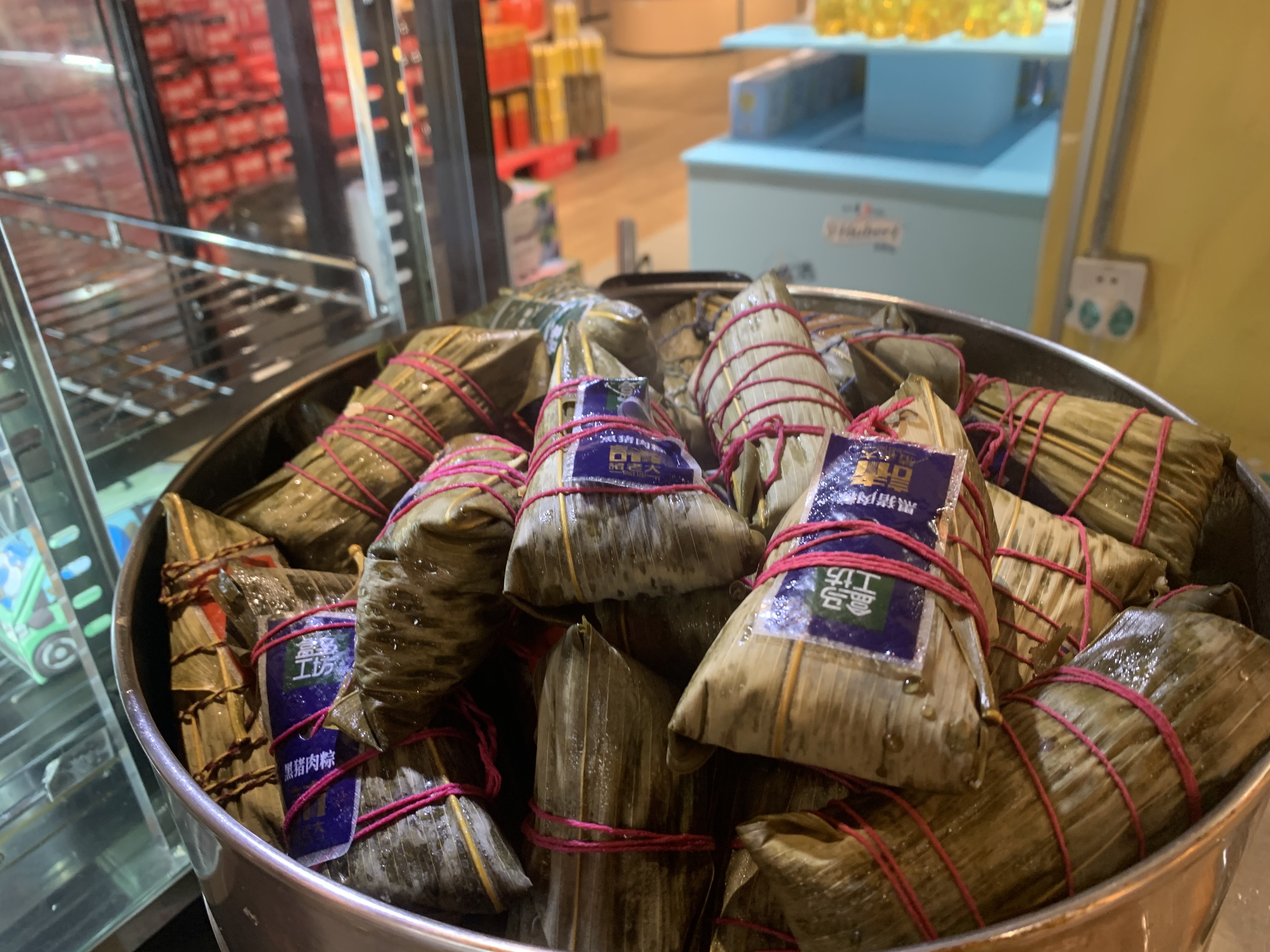 视频丨粽子热销!螺蛳粉臭豆腐粽子你会吃吗?