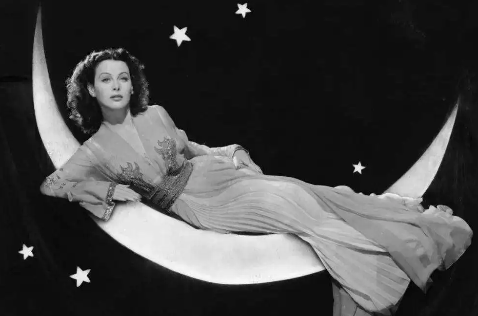 墨索里尼的情人:身体被吊起来,民众向其吐口水,用脚去踹脸部