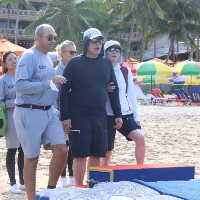 好大的肚子!42岁泰王二儿子视察学校受欢迎,超3尺3的腰围惹担忧