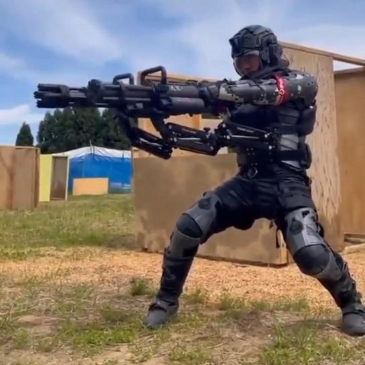 一手一把加特林,见人就突突!