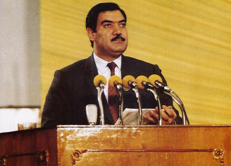 拒绝离开阿富汗的前总统纳吉布拉:死刑前口中塞满钞票,被车拖行