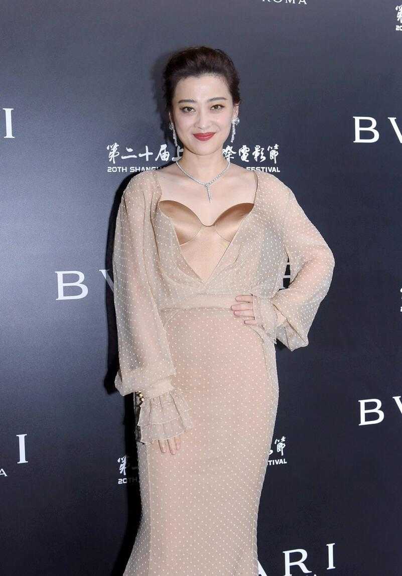 梅婷终于放大招,穿裸色波点连衣裙高贵优雅,美回巅峰状态