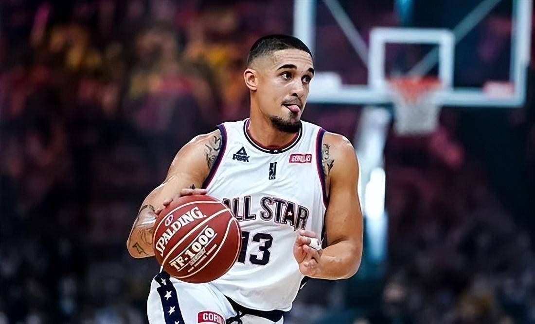 如何在北京首钢队中发挥尼克·约翰逊的作用并提升球队实力?