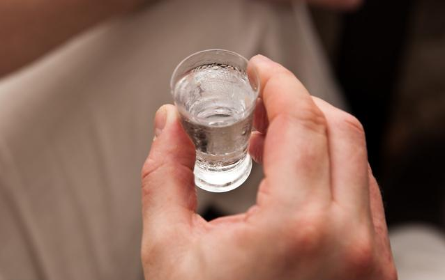 君子善饮莫教成酩酊微醺足矣