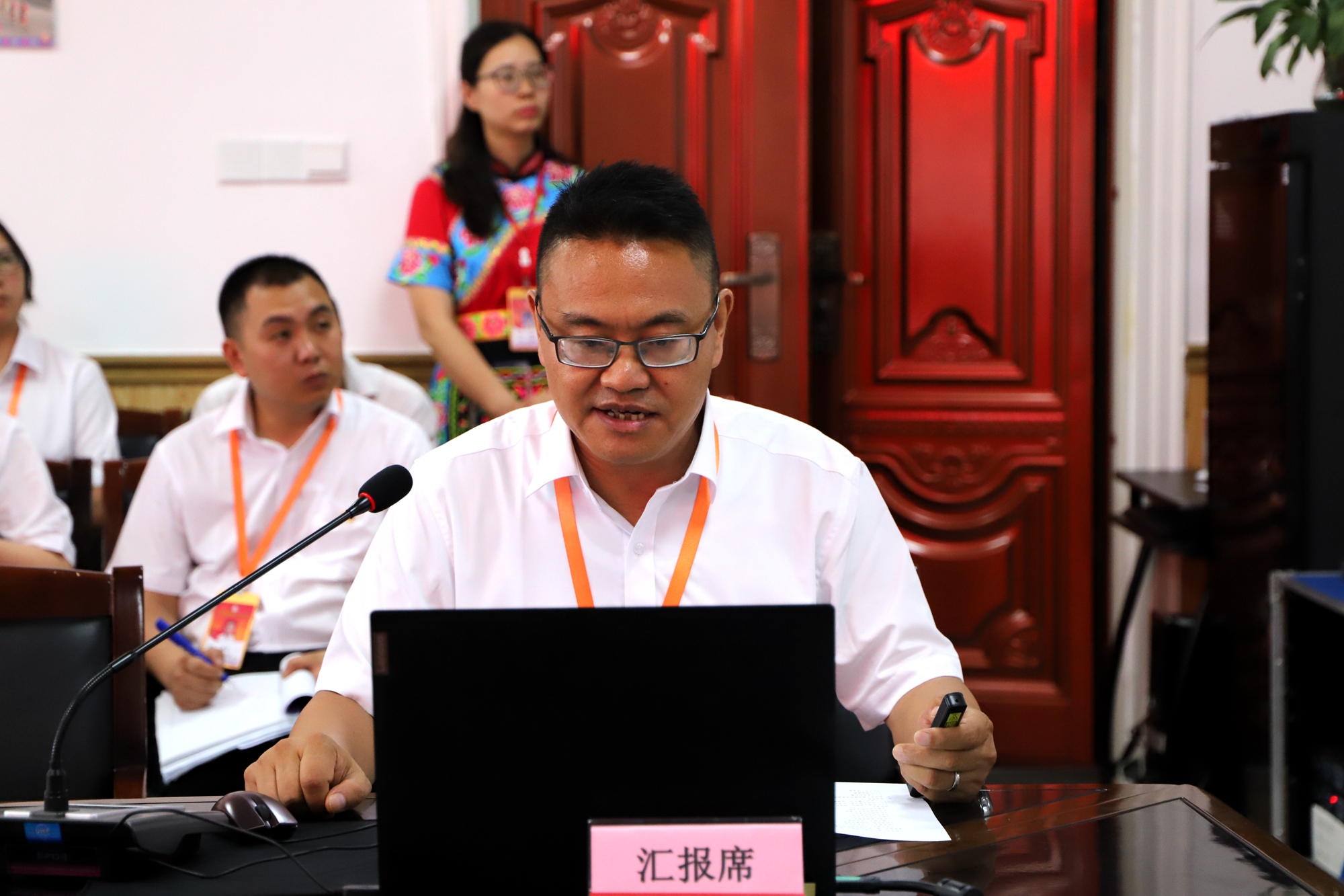 李颖校长作汇报