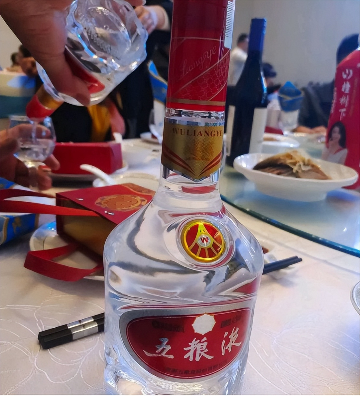 河南女婿去四川祝寿,随礼9999元喝2杯五粮液,结果想走却走不了,为啥?