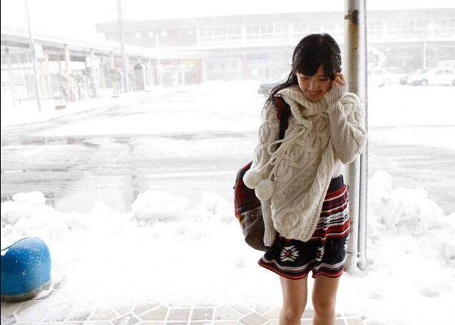 为什么日本女生在冬天,还要穿短裙露大腿,难道真的不怕冷吗?