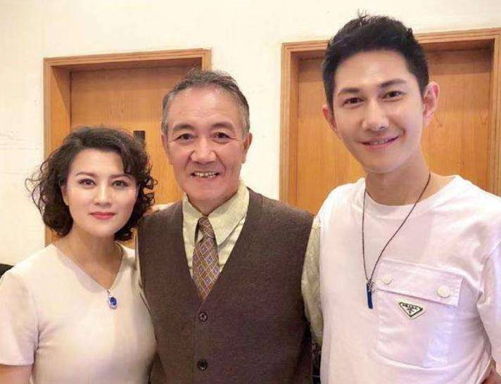 放弃24年原配,迎娶三婚小娇妻,继子成为骄傲,亲儿子却让他苦恼