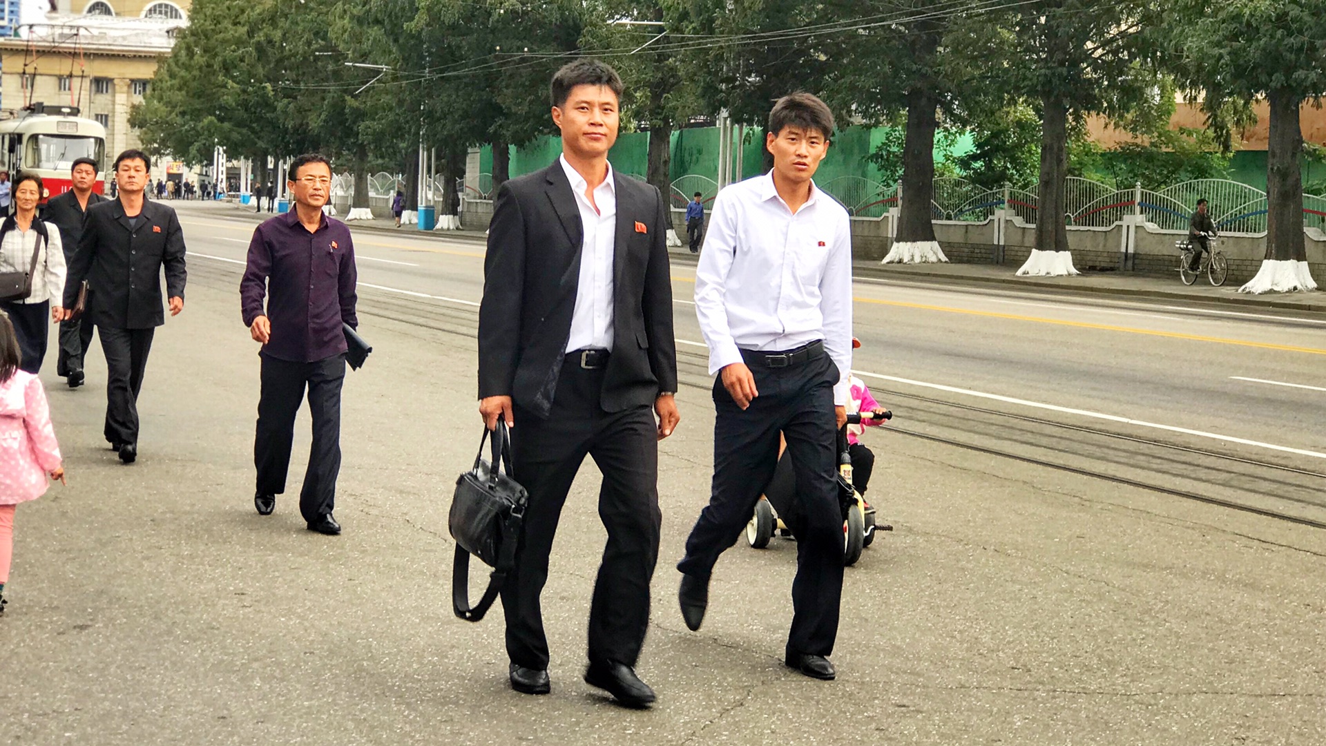 走进朝鲜,朝鲜男人稀罕的三件"宝贝",却在中国很常见