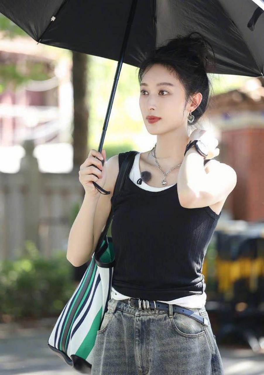张俪穿背心扎丸子头现身 利落清爽夏日感满满 搜狐娱乐讯 7月28日