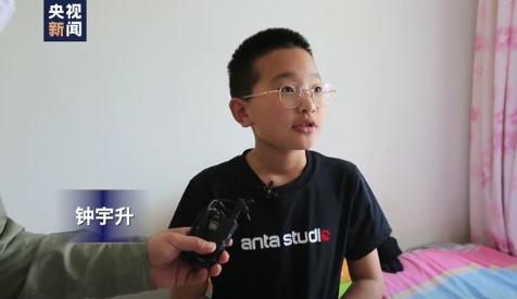 钟美美“钟美美”的班主任是男的，“其他老师也没有类似的夸张动作”