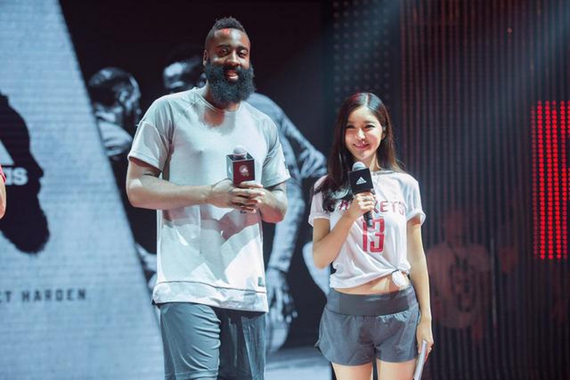 哈登认为最美nba记者是周玲安(左图) 库里认为最美nba记者宫河麻耶