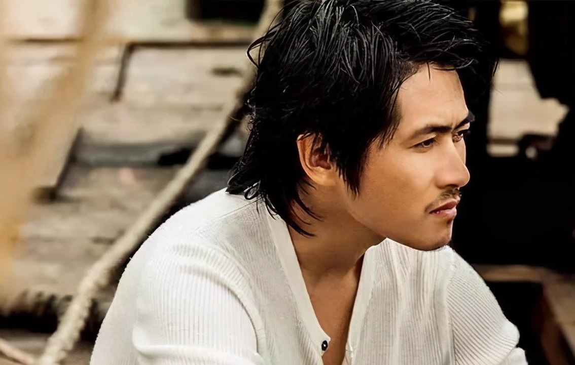 高二辍学被嘲笑,如今出书,做导演,玩赛车,韩寒活得太飒了