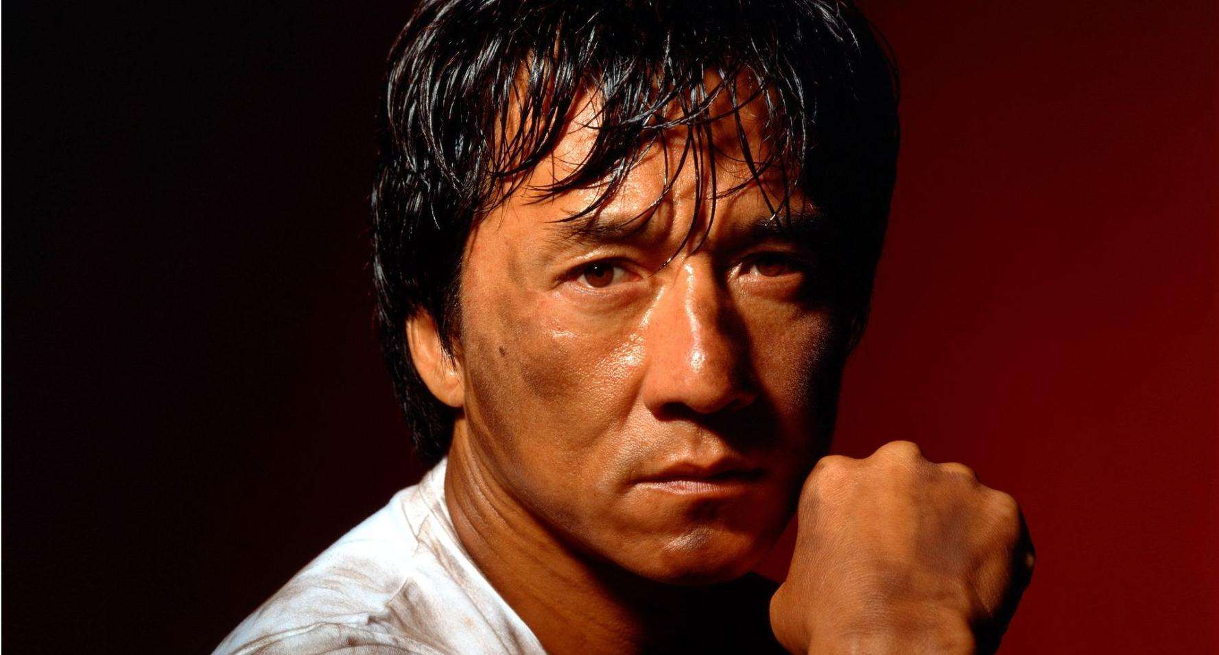 网曝成龙未整容前旧照,单眼皮被导演嫌太丑,一双眼拯救一张脸