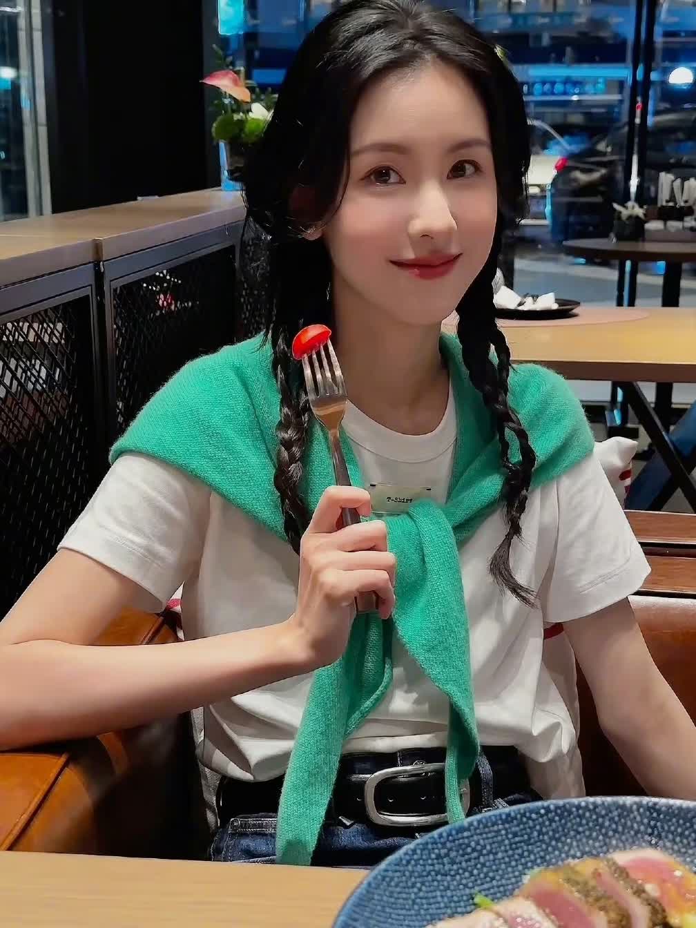 陈都灵素颜现身聚会,气质特别笑起来有青春气息