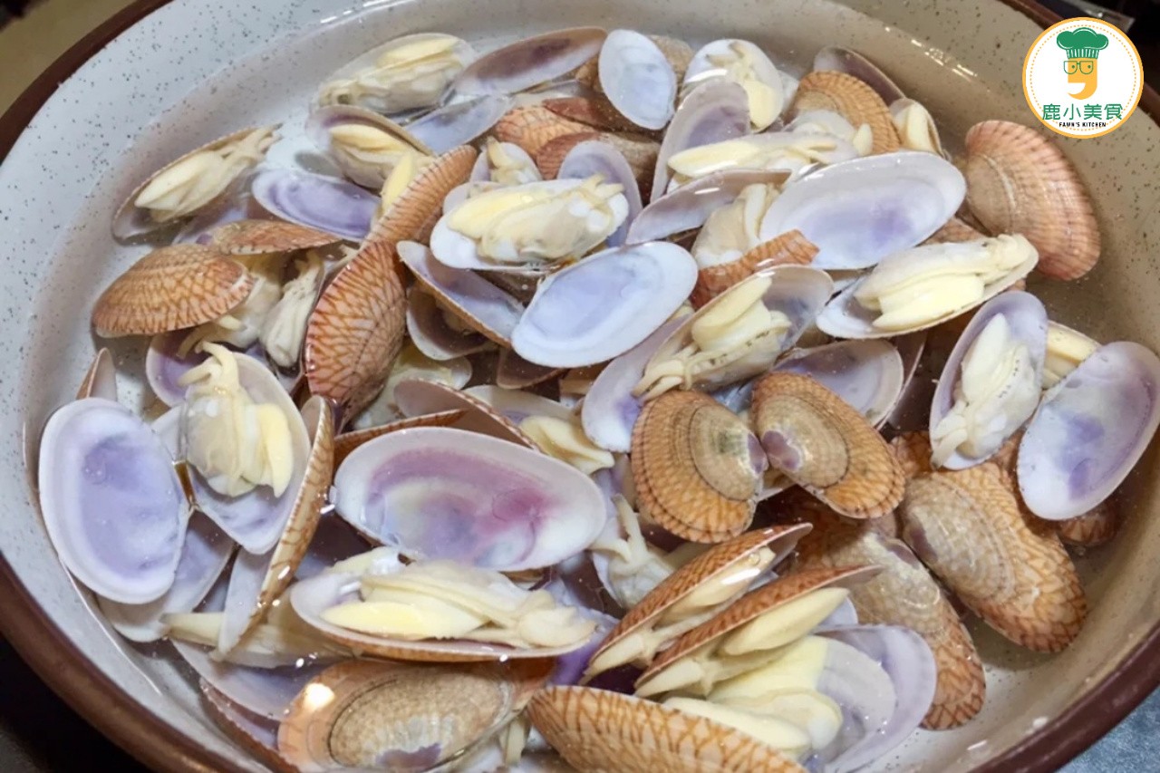 花甲焯水,该用冷水还是沸水?用错水,除沙不干净,泥腥味重