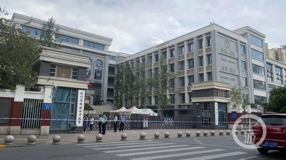 成都49中拒绝媒体进校采访坠亡事件 区教育督学称坠楼原因复杂