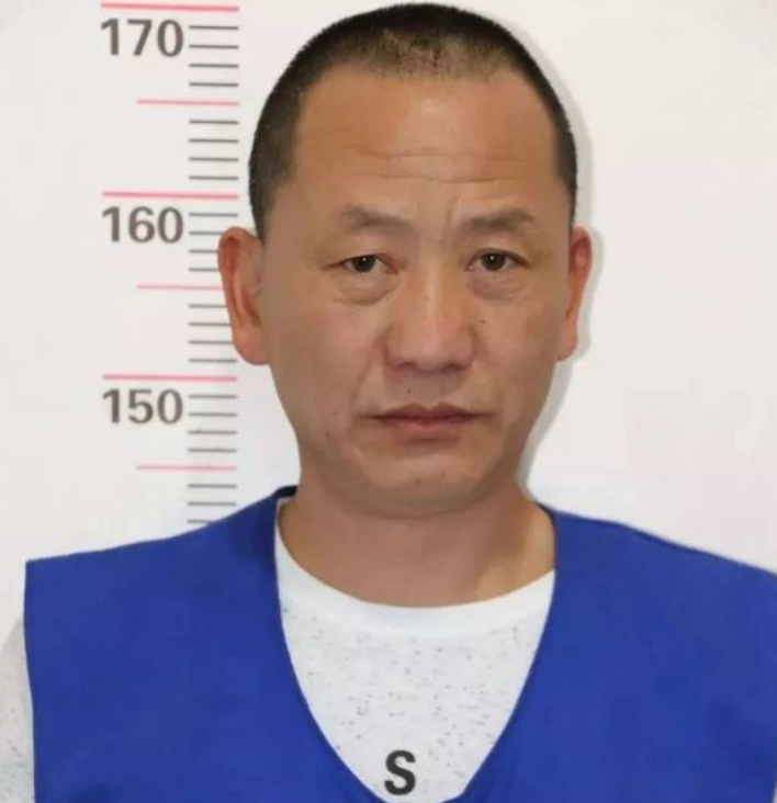 曲靖黑老大张元锋素描:外出需列队欢迎,端茶递水宛如"土皇帝"