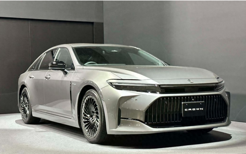 全新丰田皇冠轿车版本 颜值高 定位高