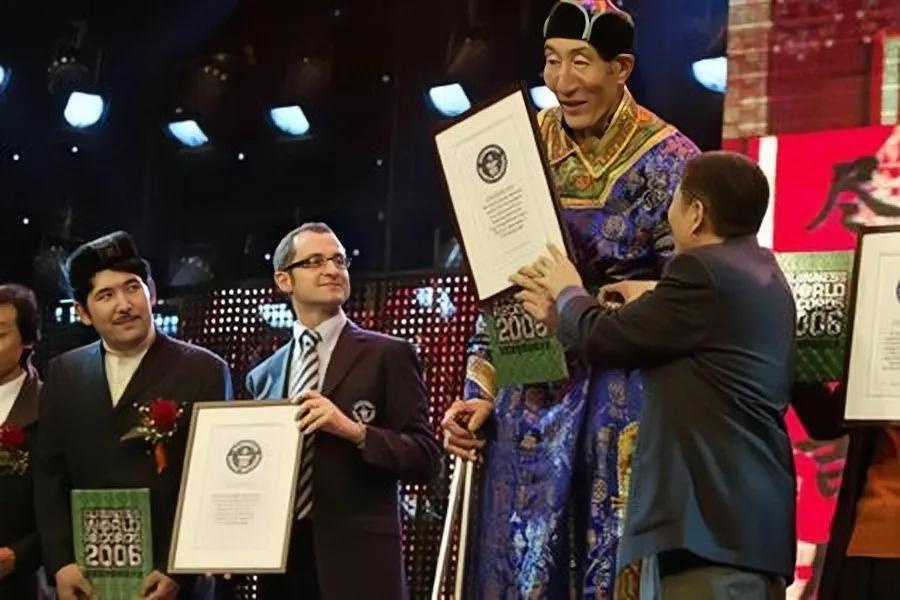 鲍喜顺获吉尼斯世界纪录证书