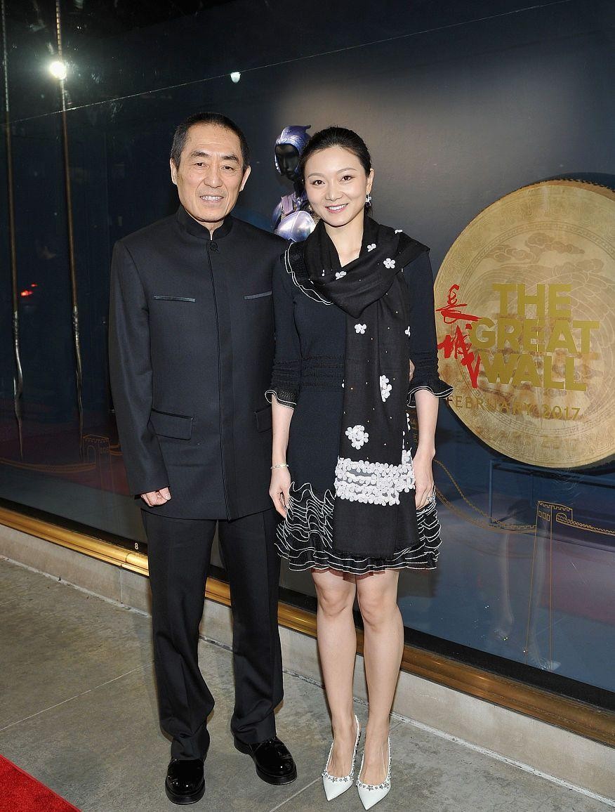 张艺谋妻子挺娇嫩的,白色卫衣配红色短裙,看不出是40多岁的人