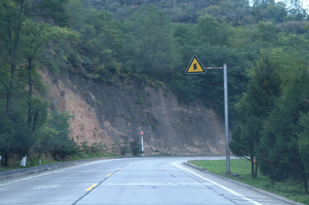 一条被人遗忘的老国道,穿越陕北两条神奇山脉,实地走过让人难忘