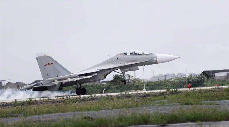 2500枚导弹对比1568枚导弹,中国歼-16战斗机的反航母能力如何?