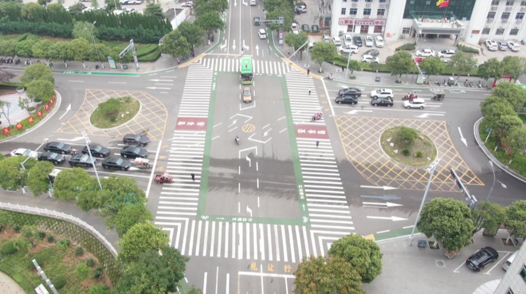 亮眼!绿色非机动车道亮相新安街头