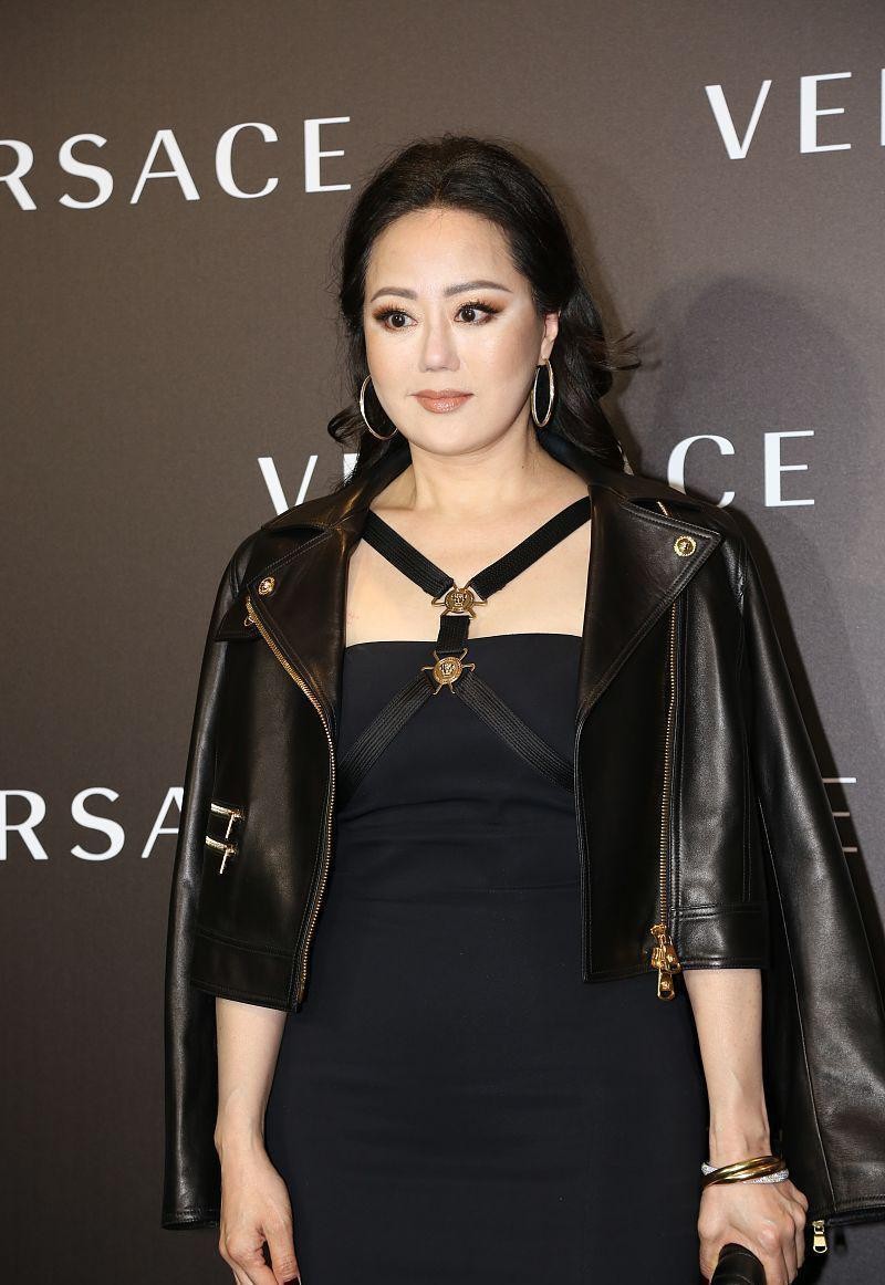 章小蕙真有"败家"的资本,红裙配红唇女人味,胖点更迷人了