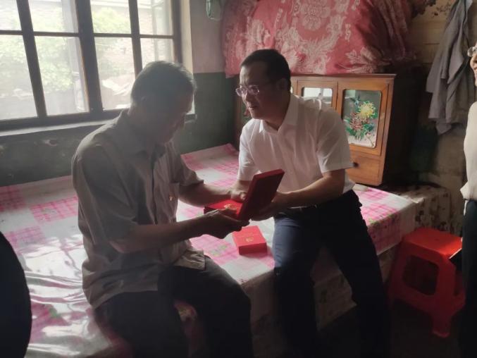 毕汝卫"七一"前夕走访慰问老党员