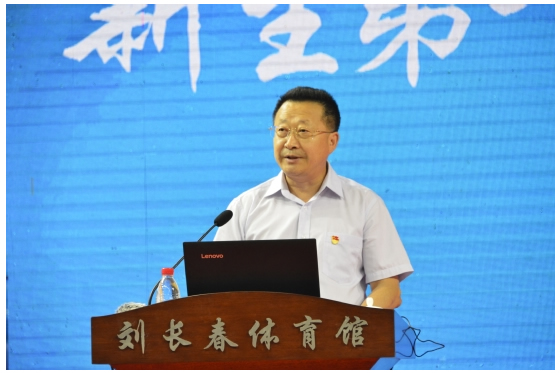 东北大学党委副书记张国臣为2021级本科生讲授"新生第一课"