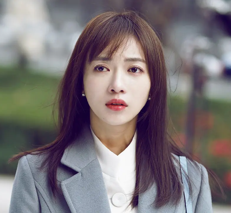 2021年《正青春》开播后,于正力捧的新人吴谨言力压殷桃成一番.