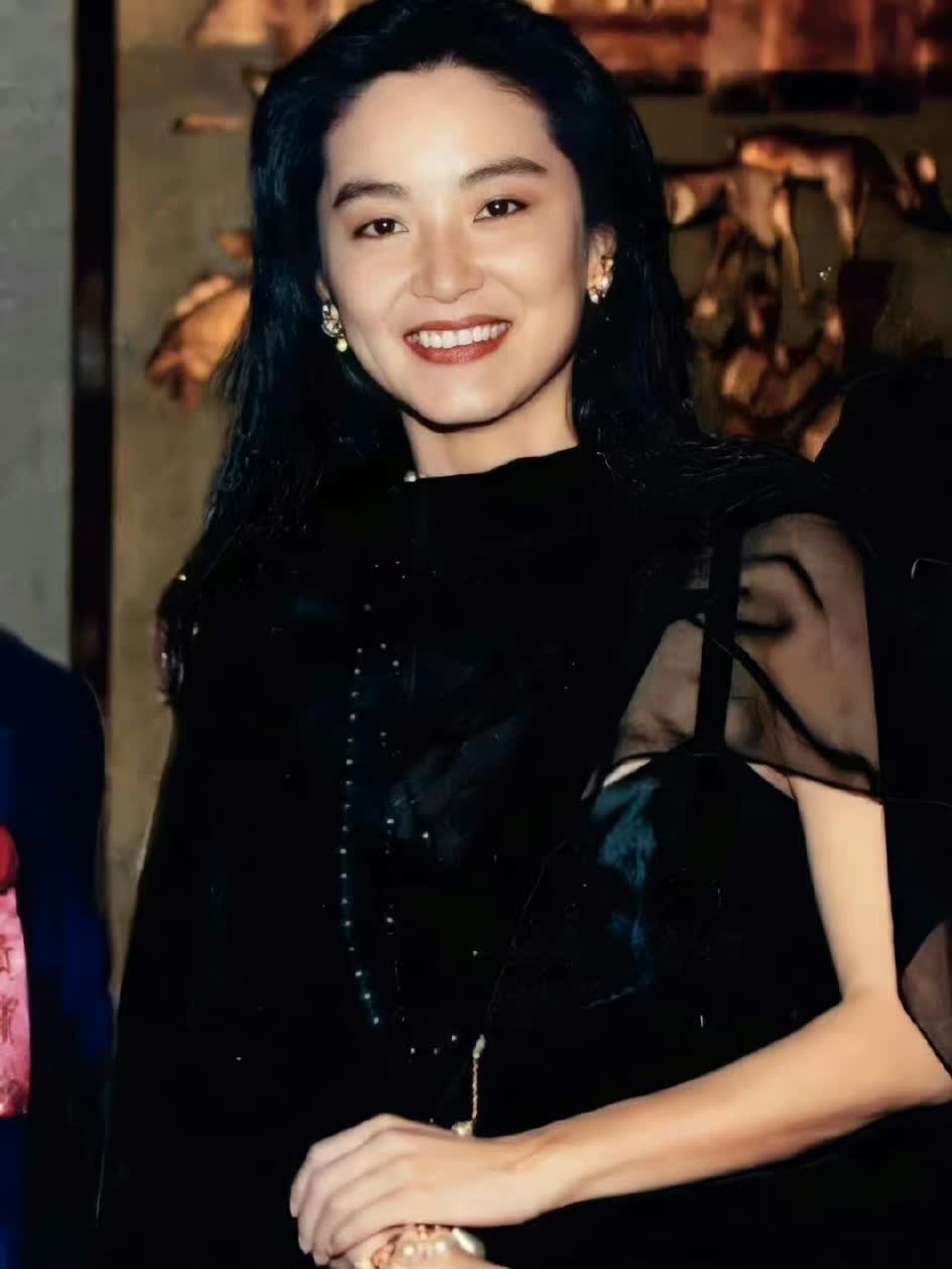 林青霞出席活动展现优雅,被赞不老女神