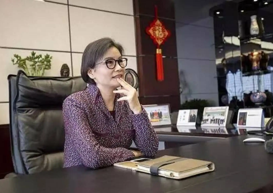 打工妹周群飞:早年嫁老板,后改嫁司机,给苹果供货7年身价500亿