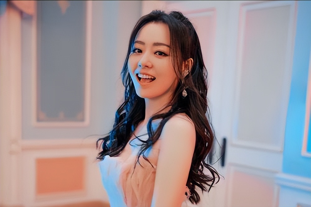 同样是超女出道,新综艺上张靓颖底气十足,张含韵却被评唱功不行