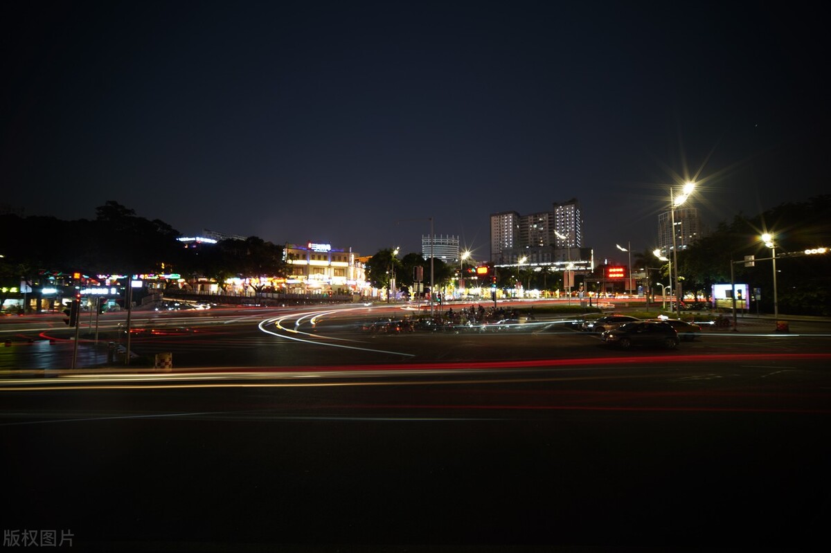 广西南宁三街两巷路口夜景