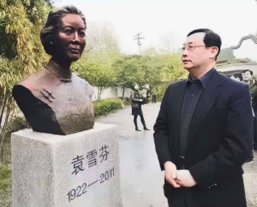 坎坷的袁雪芬:坐过7年牢,离婚后单身,一生与越剧为伴