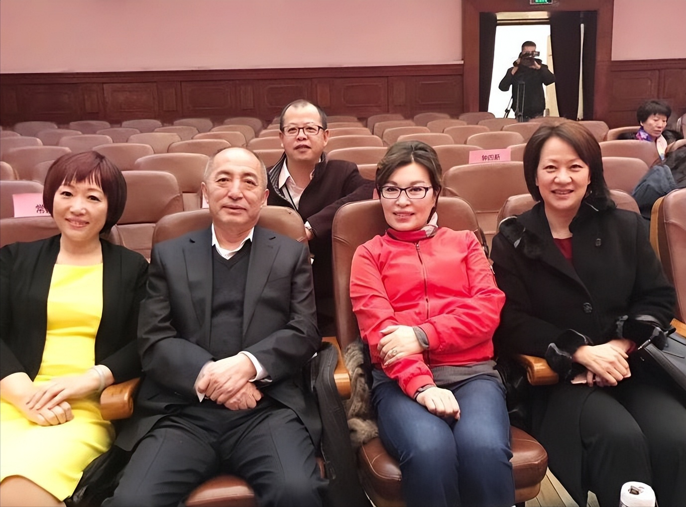 央视李瑞英工作28年零失误突接儿子坠楼消息她含泪说出22字