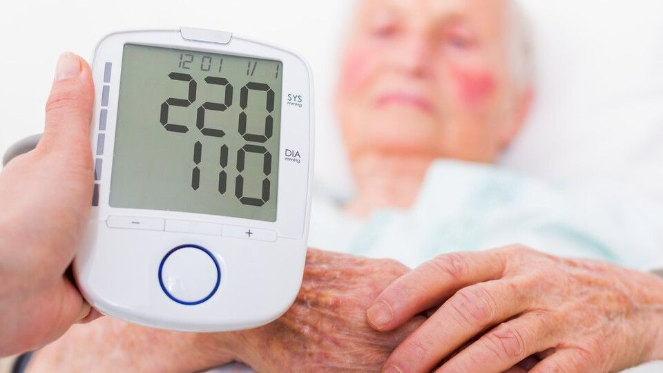 高血压急症需快速安全降压,降低死亡风险,出血量较多者手术治疗