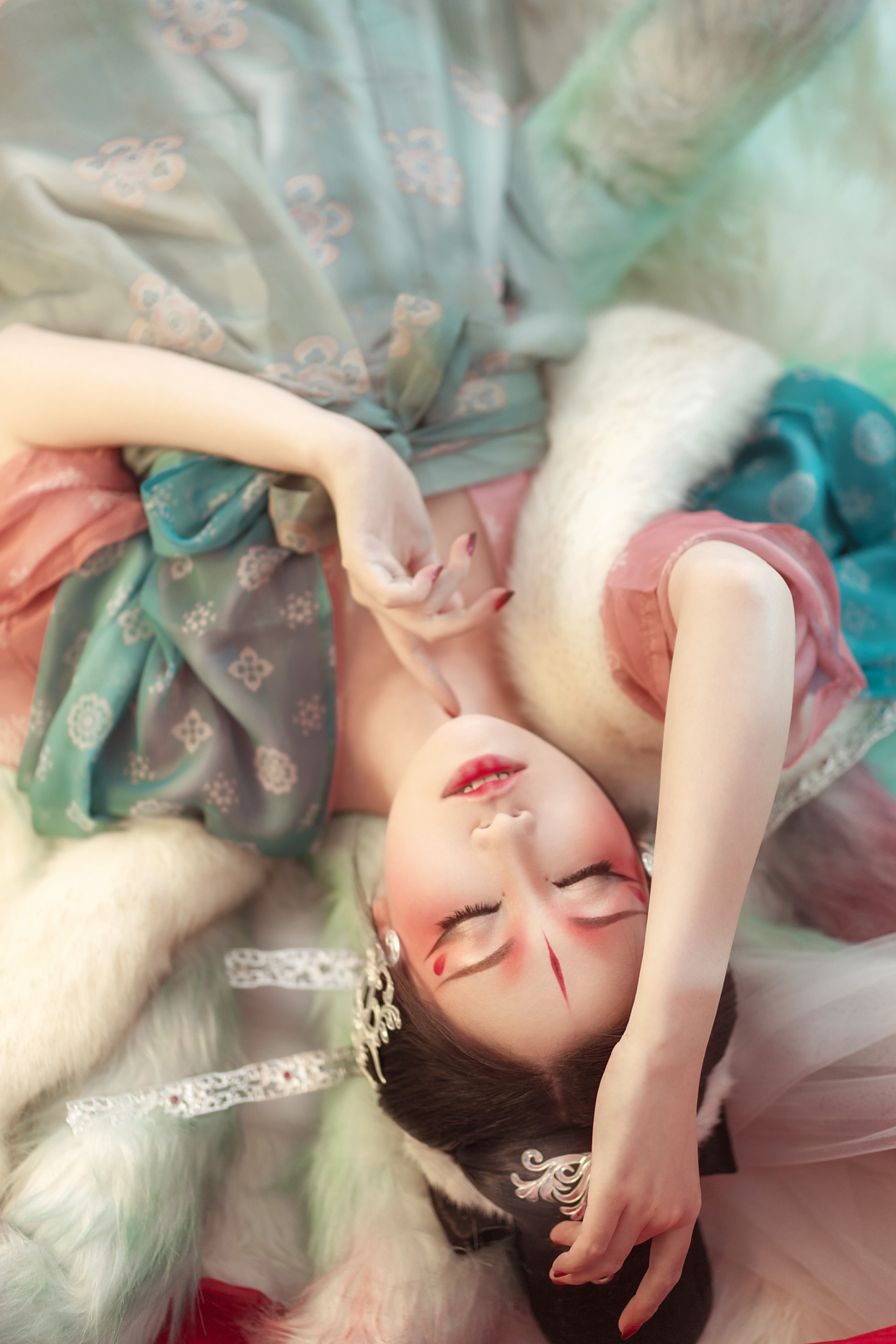 一直以为汉服妆容只能古典端庄,看到"白狐妆"后才发现,我错了