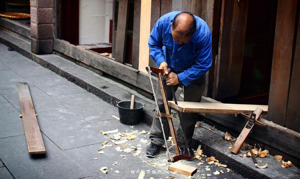 但雪上加霜的是12岁那年,春玲的父亲因为一次意外去世了.