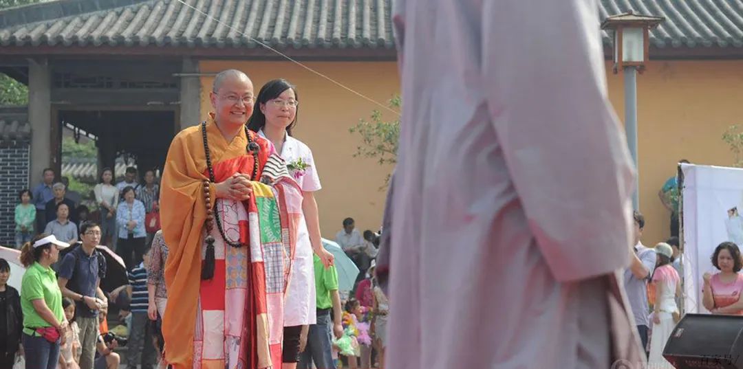 汶川地震后,罗汉寺住持连破三戒,允许寺内杀鸡,救下108个婴儿