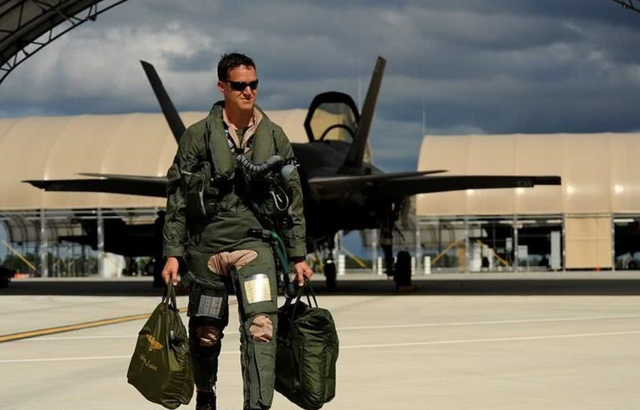 f22造价1.5亿美元,放弃安装防叛逃装置,原来是飞行员无处可逃?