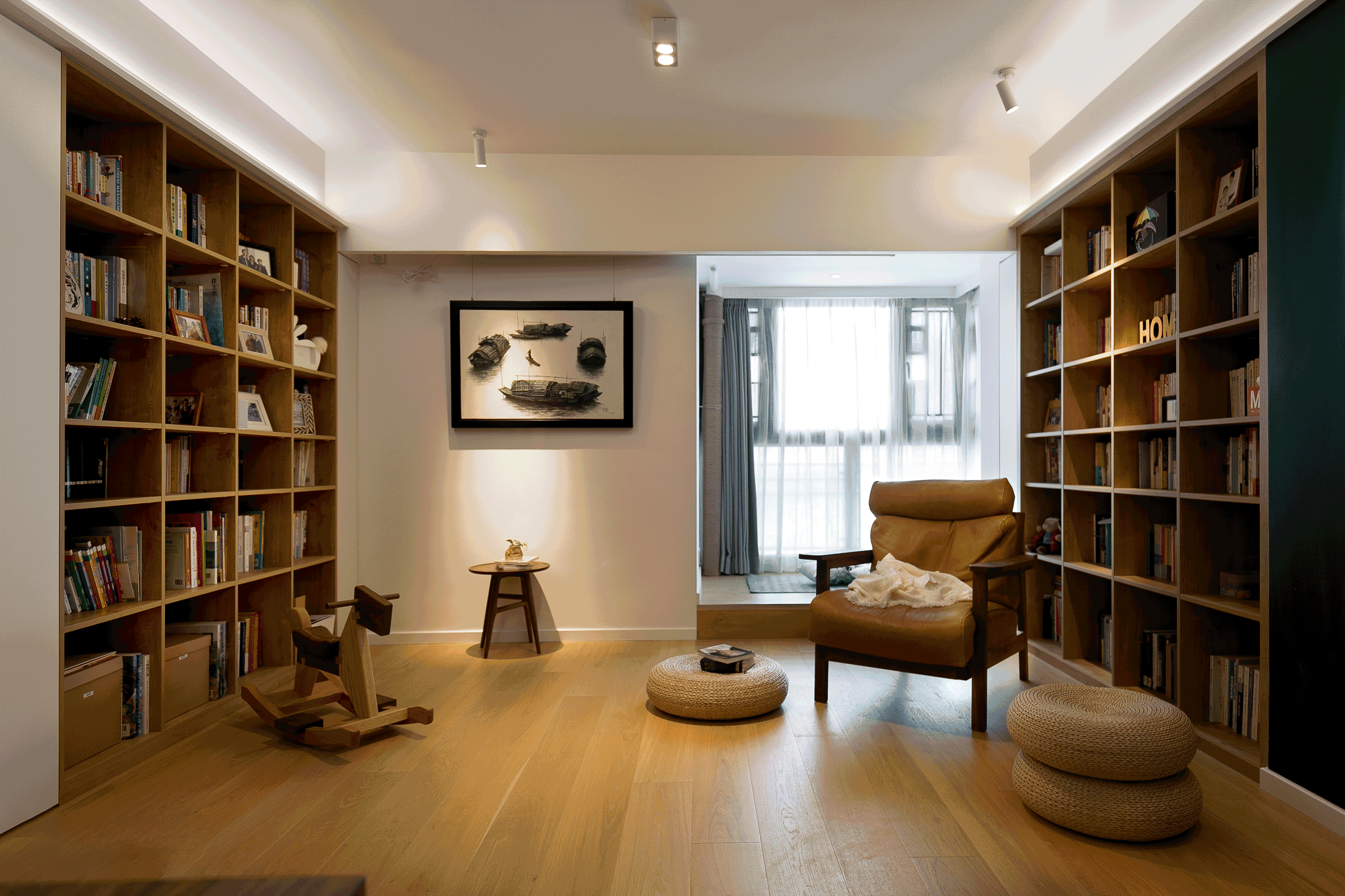 无主灯设计营造视觉上的层次感.隐藏灯带使空间更开阔.