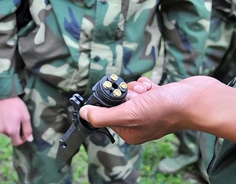 解放军装备的第一款国产匕首枪 为何能在国内国外备受好评?