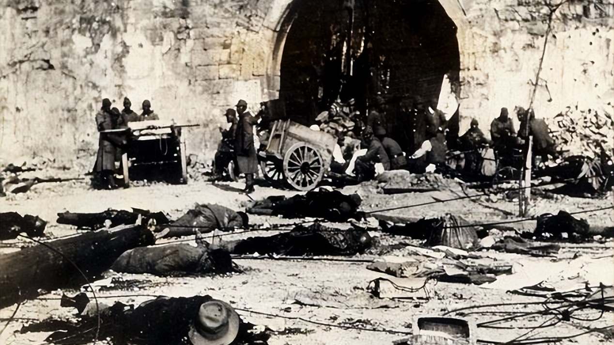 日军放火烧房,房里只见一大堆烧焦的人骨,横躺竖卧,好不凄惨