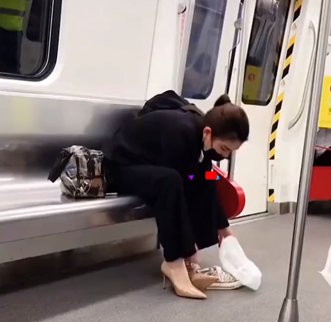 广东一女子地铁上脱下帆布鞋换上高跟鞋,网友:像极了曾经的自己