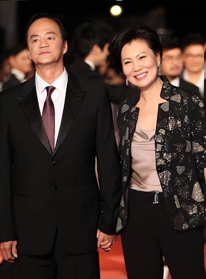 突发!香港老戏骨狄龙与妻子出行途中发生车祸,近年频传进院!