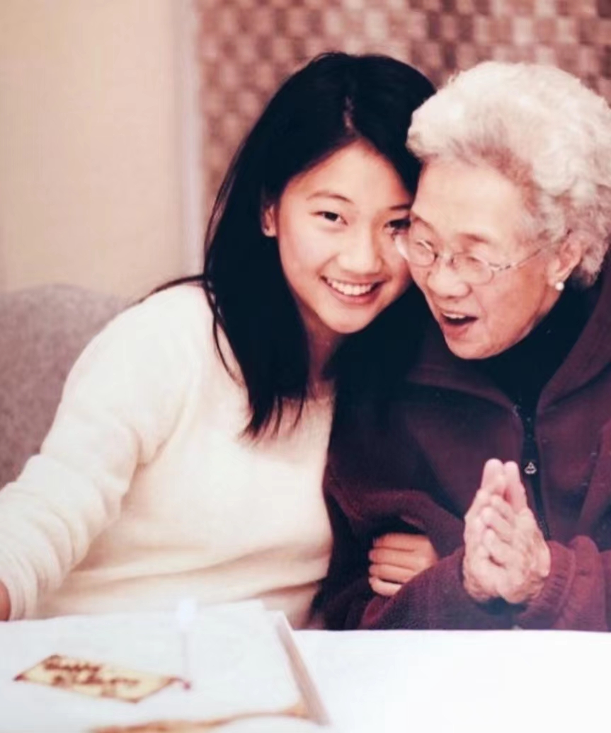 优秀!郑丹瑞女儿拥超高学历,不想入行如今在时尚界当杂志主编