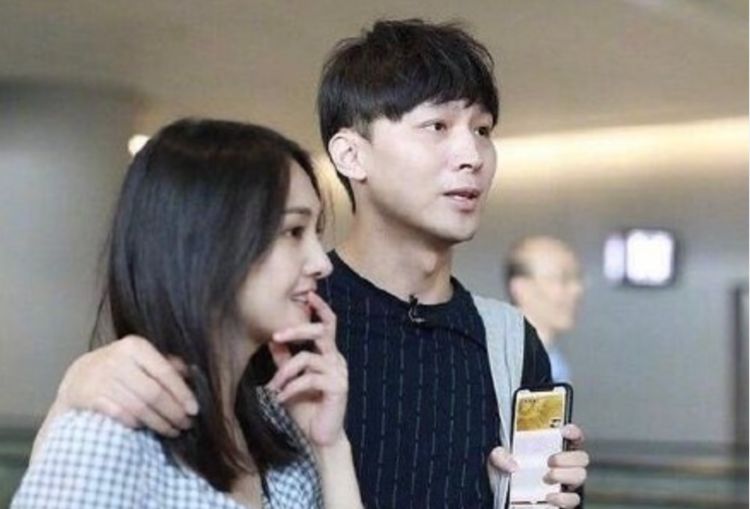 张恒带子女出游,图片红衣女子前一秒抱孩子,后一秒装路人拍照!